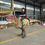 Giri in costume da dinosauro T-rex