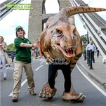 Costume da T-rex con gambe visibili